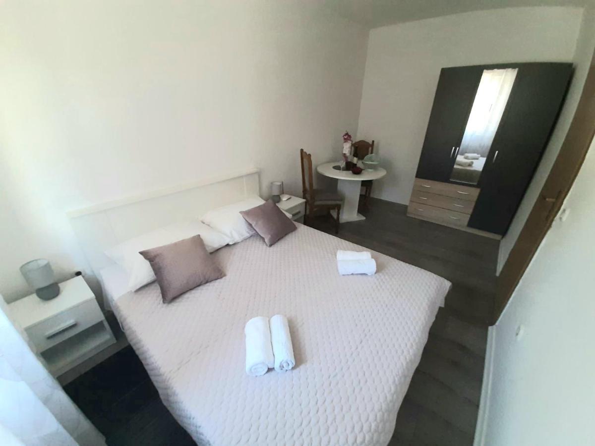 Apartman Jadranka Rogotin Exterior photo