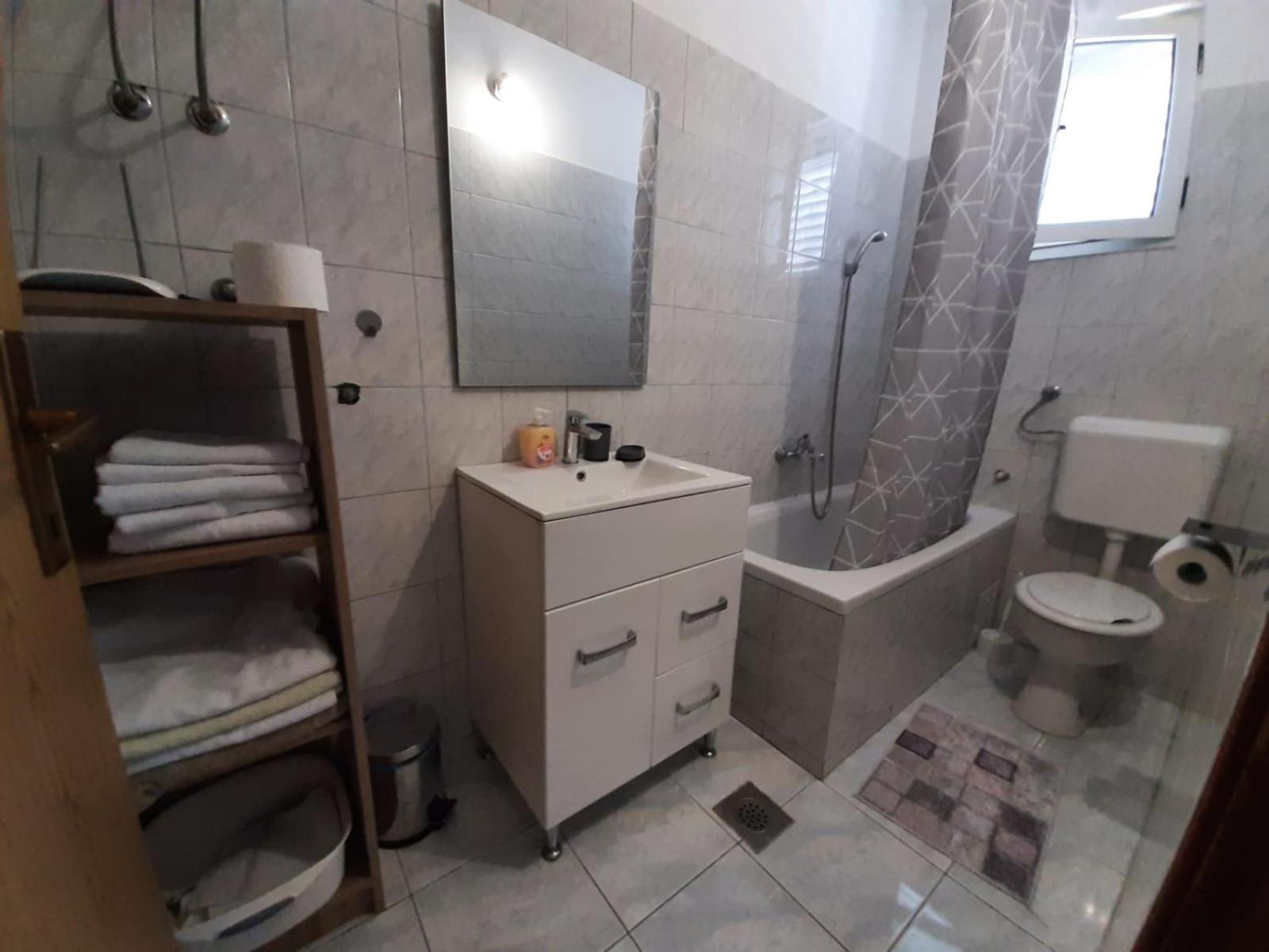 Apartman Jadranka Rogotin Exterior photo
